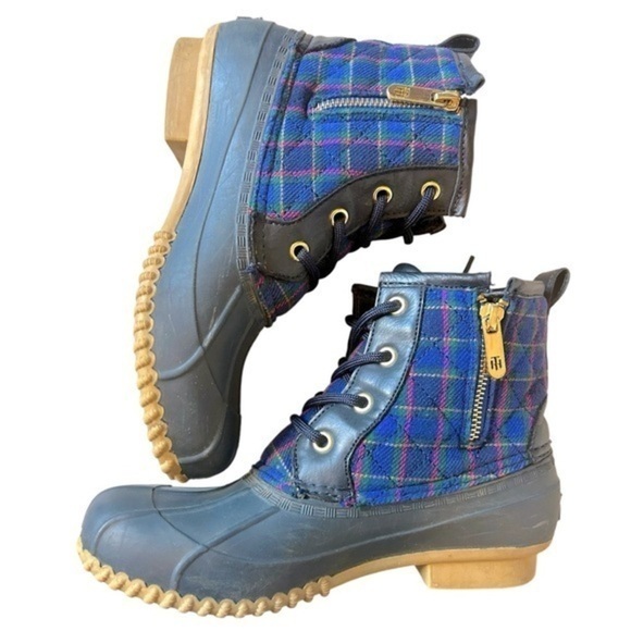TOMMY HILFIGER Blue Plaid Leather & Stitch TWRANDEE Round Toe Duck Boots, Size 6 - Picture 1 of 10